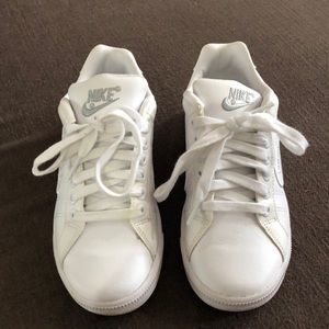 Nike White Sneaker in good condition